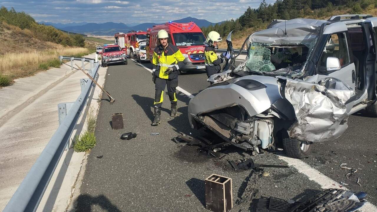 Un hombre queda atrapado y resulta herido grave tras chocar su coche contra un camión en la A-21 en Navarra