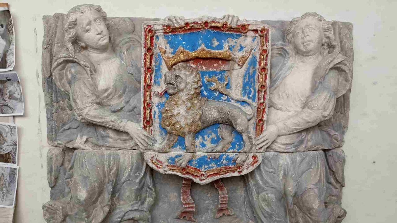 El escudo original de Pamplona vuelve al Ayuntamiento: así es la pieza del siglo XVI que presidirá el zaguán