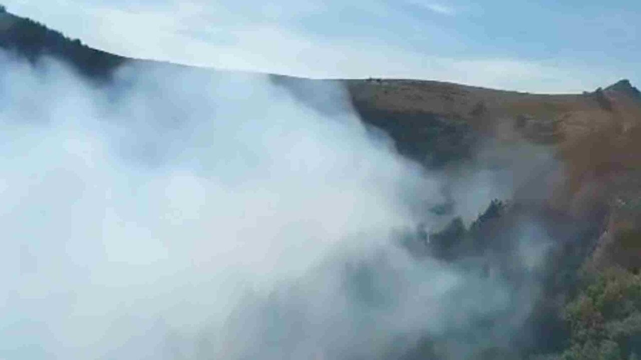 Se reactiva el incendio forestal de Urzainqui tras romper el perímetro de control en la Peña de Gazpar