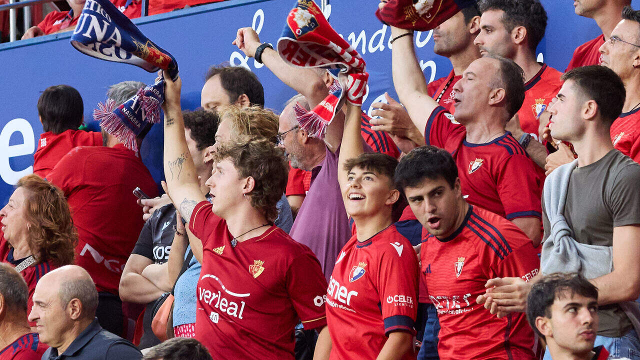 La grada del estadio de El Sadar durante el partido de LaLiga EA Sports entre CA Osasuna y Getafe CF disputado en Pamplona. I&Ntilde;IGO ALZUGARAY