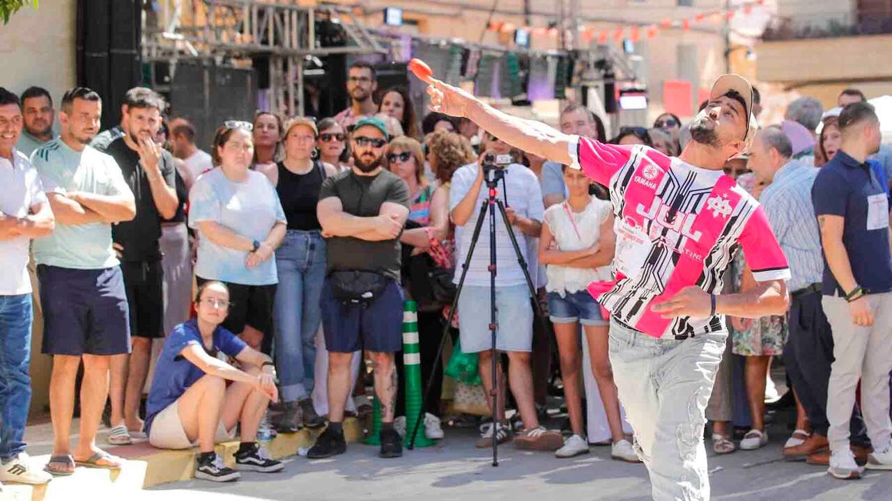 Un tomate vuela 73,70 metros en Navarra: el curioso concurso que ha reunido a miles de personas en Cadreita