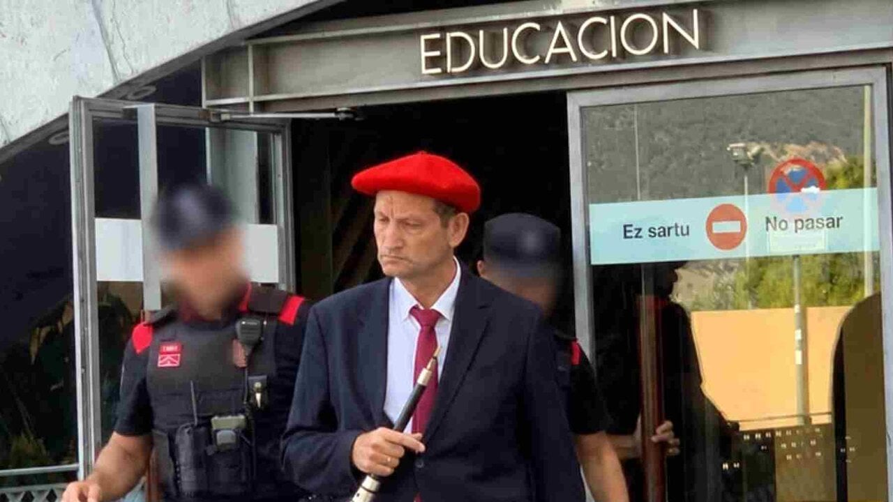 Se pone a tocar la gaita en Educación para exigir que le reciba el consejero: ha sido desalojado por la policía
