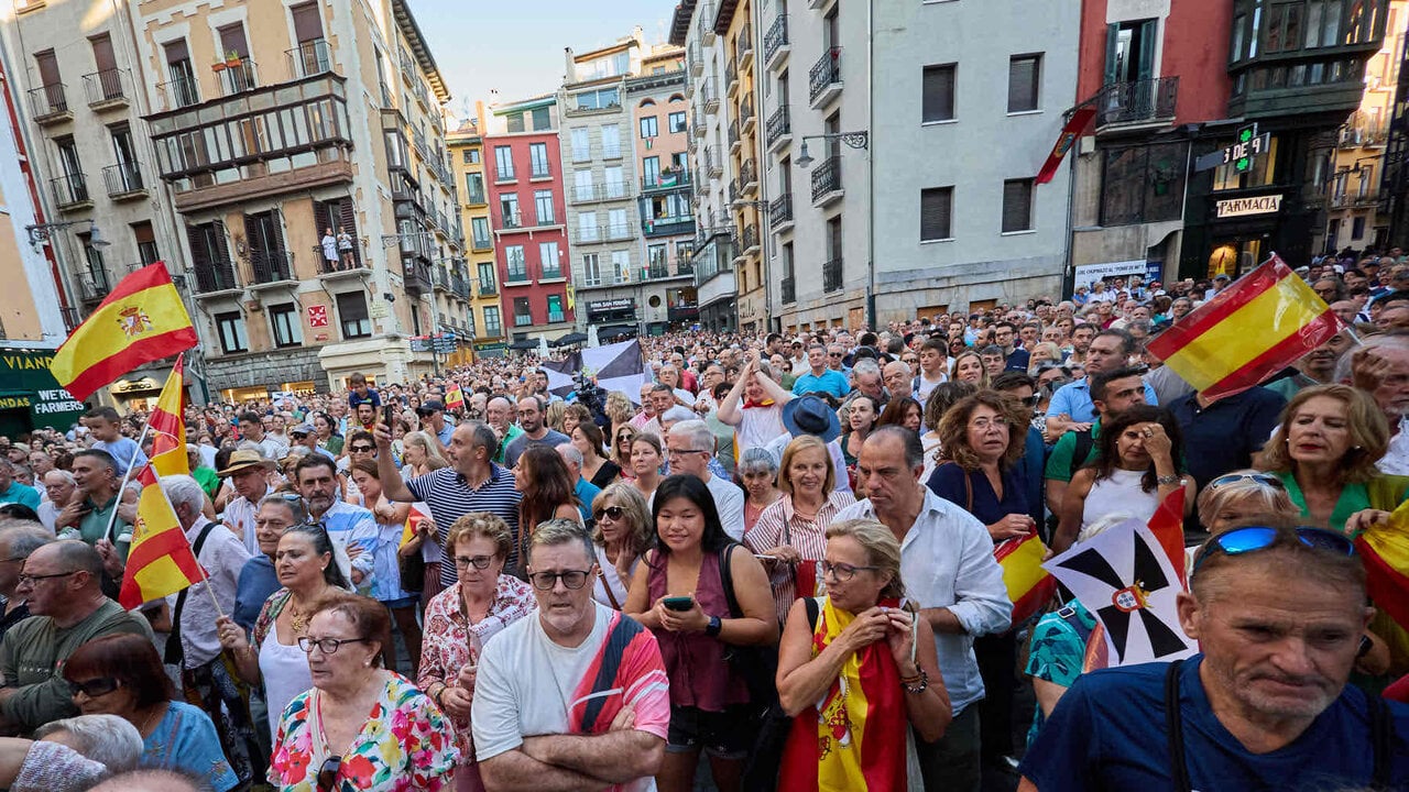 Concentraci&oacute;n "en defensa de Ceuta y la integridad nacional" en la Plaza del Ayuntamiento de Pamplona. NAVARRA.COM