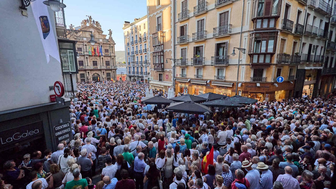 Concentraci&oacute;n "en defensa de Ceuta y la integridad nacional" en la Plaza del Ayuntamiento de Pamplona. NAVARRA.COM