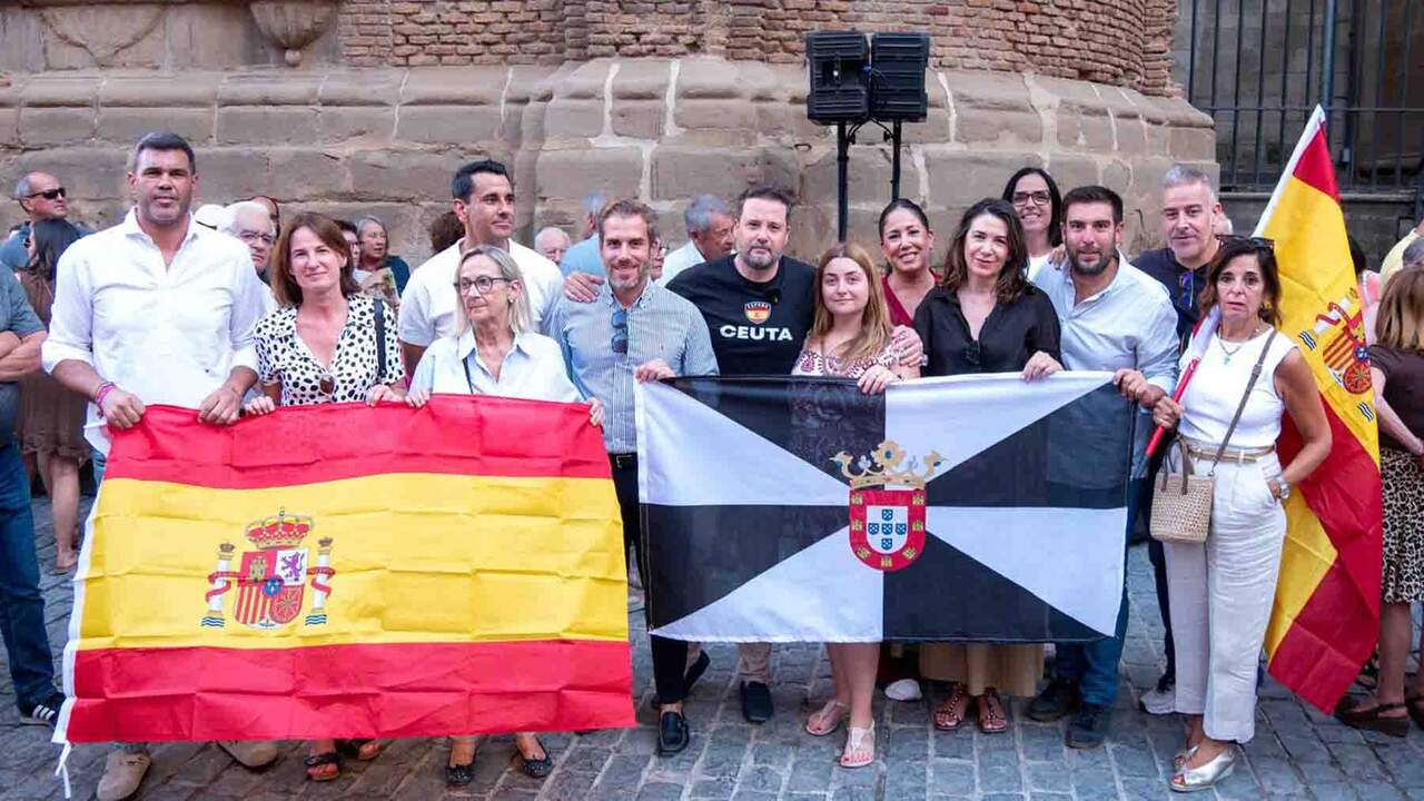 Cientos de tudelanos arropan a Ceuta en una concentración que termina con una imagen muy simbólica en la ciudad