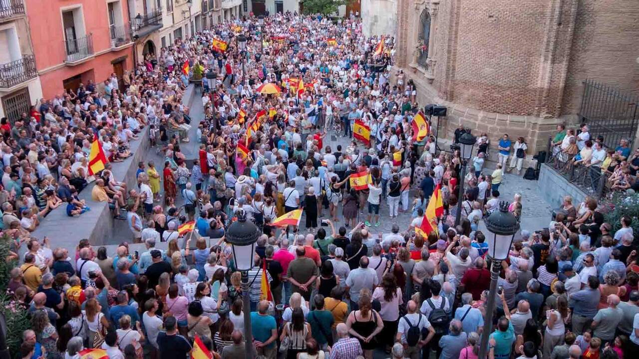 Cientos de tudelanos arropan a Ceuta en una concentración que termina con una imagen muy simbólica en la ciudad