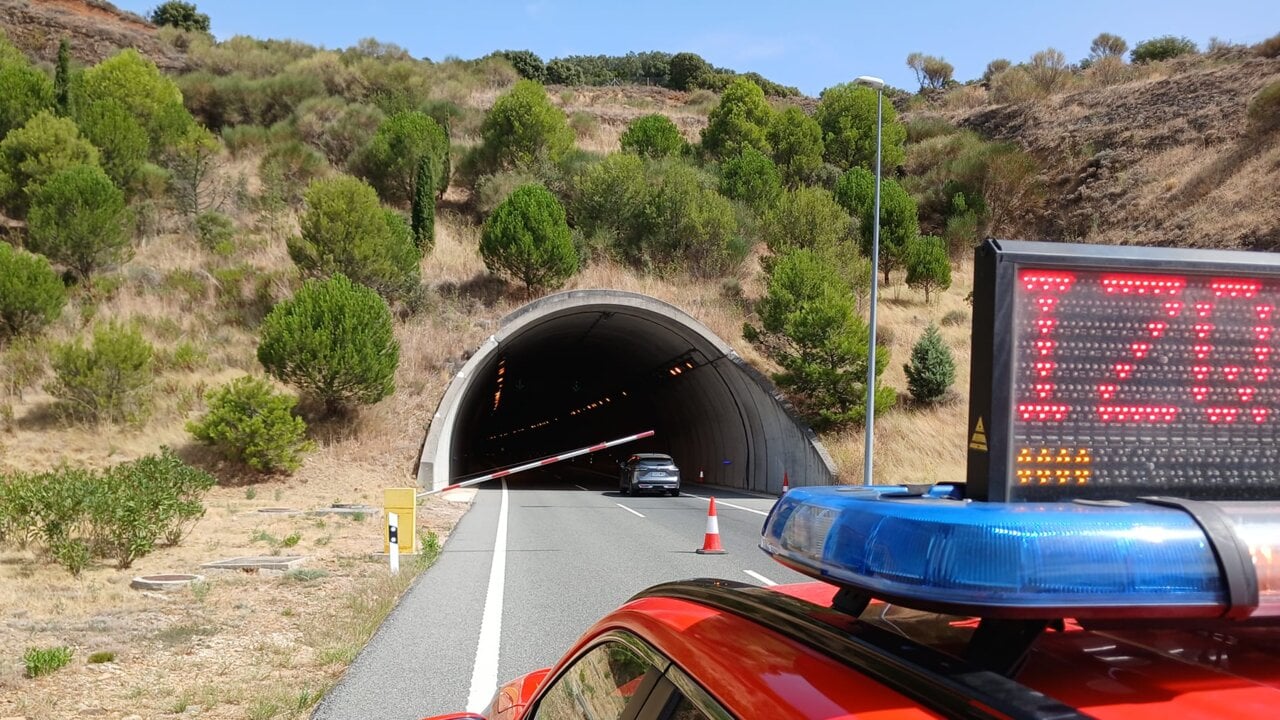 Policía Foral pide precaución a los conductores tras el incendio de un vehículo en los túneles del Perdón