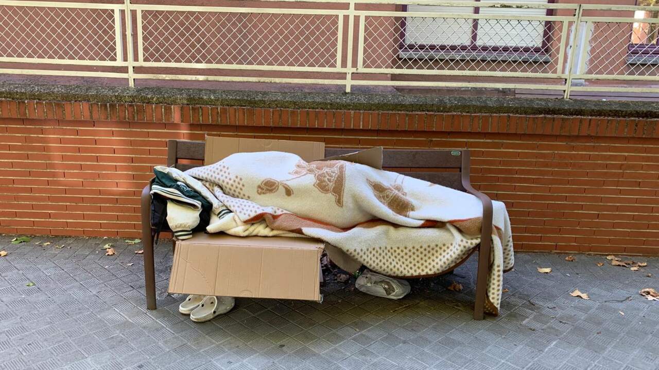 Durmiendo al raso: la dura y bochornosa imagen que se repite día tras día en la Pamplona de Asiron