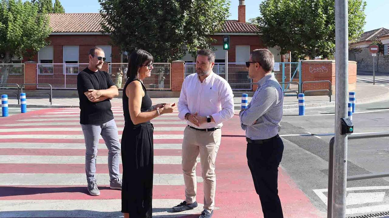 Así cambia desde hoy el peligroso cruce de un colegio de Tudela: semáforos, pilonas y nuevas protecciones