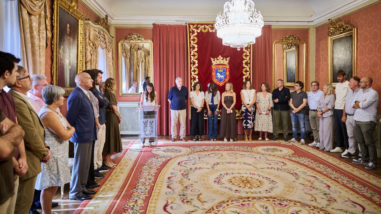 El Ayuntamiento entrega el Pañuelo de Pamplona a la Asociación Cabalgata de Reyes Magos, dentro de los actos de la celebración del Privilegio de la Unión. PABLO LASAOSA