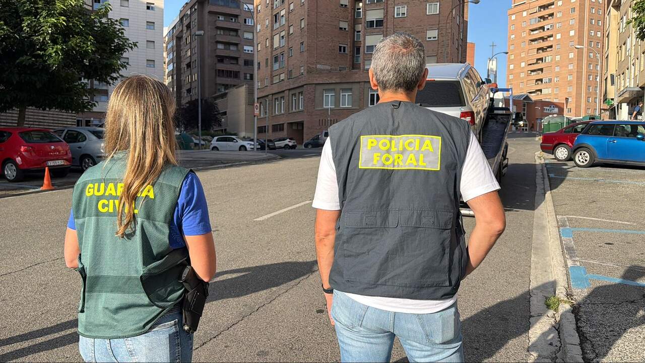 Una agente de la Guardia Civil y otro de la Polic&iacute;a Foral. GUARDIA CIVIL