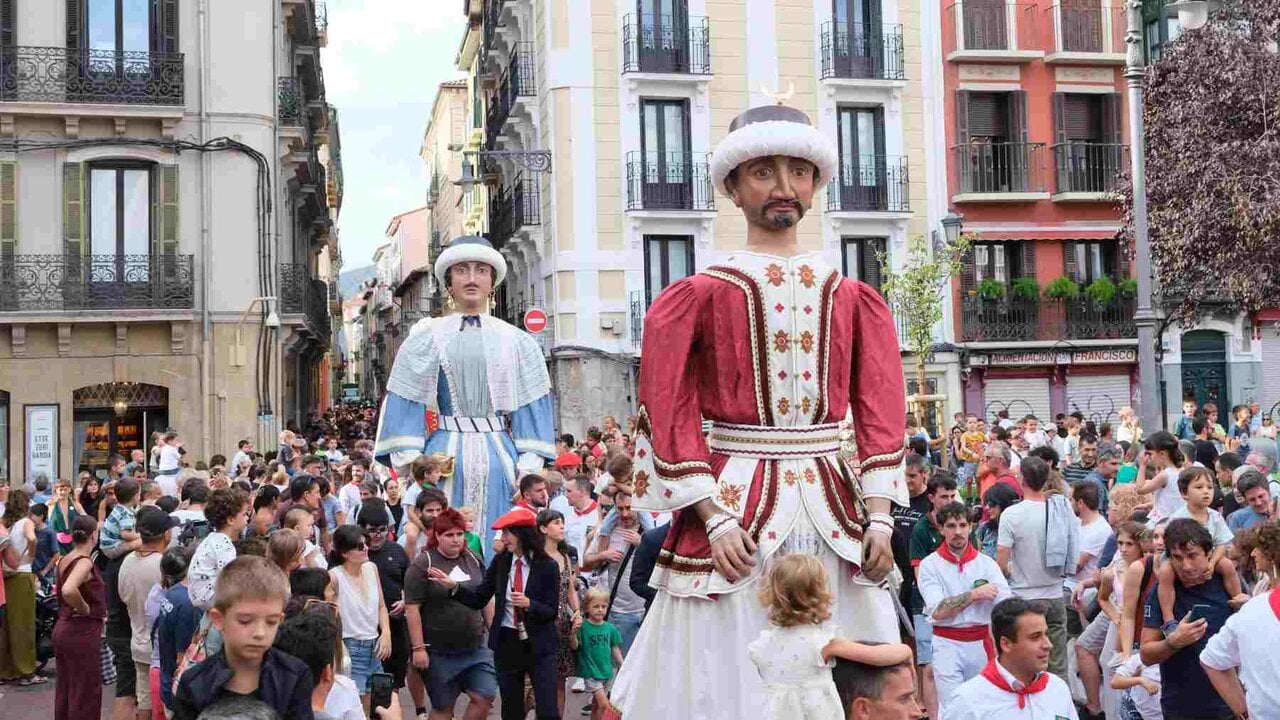 Pamplona se vuelca en las calles por el Privilegio de la Unión: fiesta multitudinaria con la Comparsa y La Pamplonesa