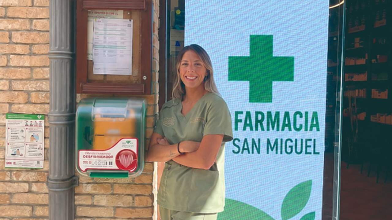 Una farmacia de Estella instala un desfibrilador 24 horas en pleno Camino de Santiago para vecinos y peregrinos