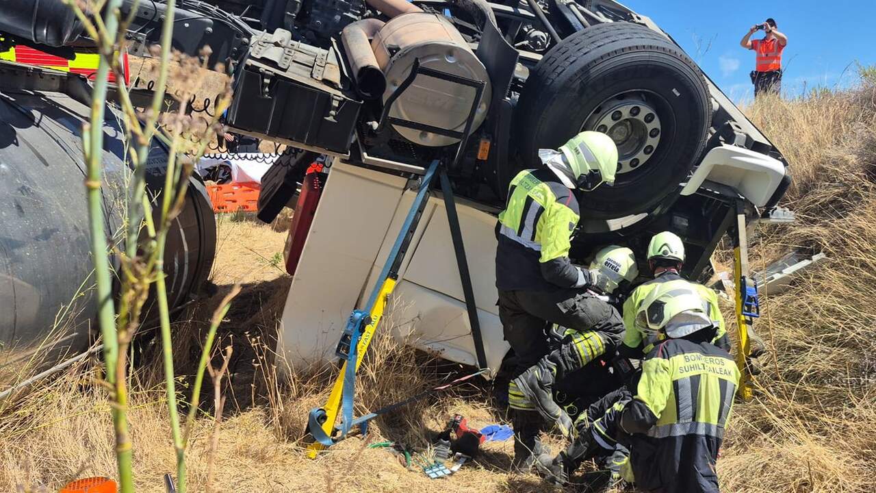 Susto en una carretera de Navarra: un camión de transporte de vino se sale de la vía y el conductor queda atrapado