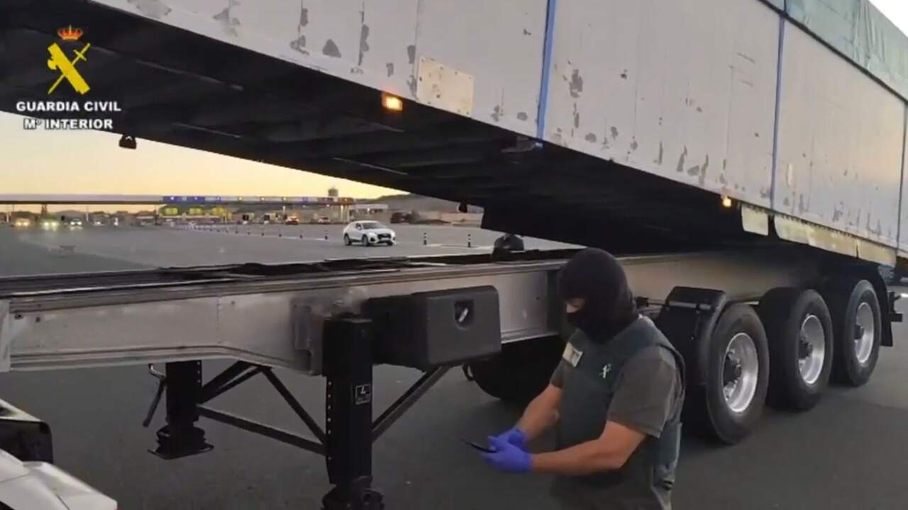 Captura del v&iacute;deo de Guardia Civil de Navarra, en la intervenci&oacute;n del cami&oacute;n en la AP-15.
