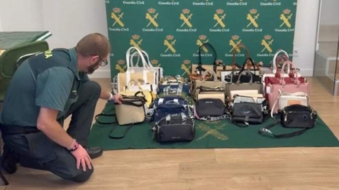 Aparecen unos bolsos de 'marca' sospechosos en el mercadillo de San Adrián: sin facturas y con logos sueltos