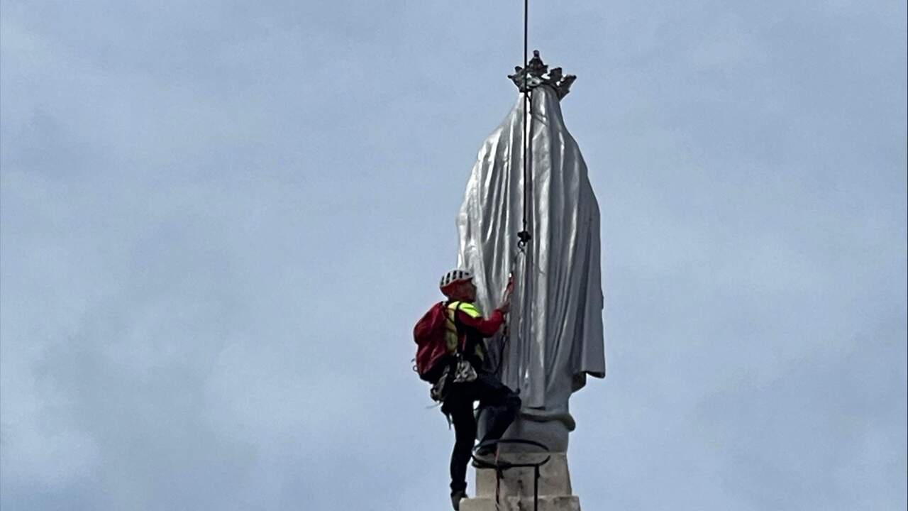 Retiran una mano de la Virgen de la Milagrosa de Pamplona cuando estaba a punto de caer desde la torre