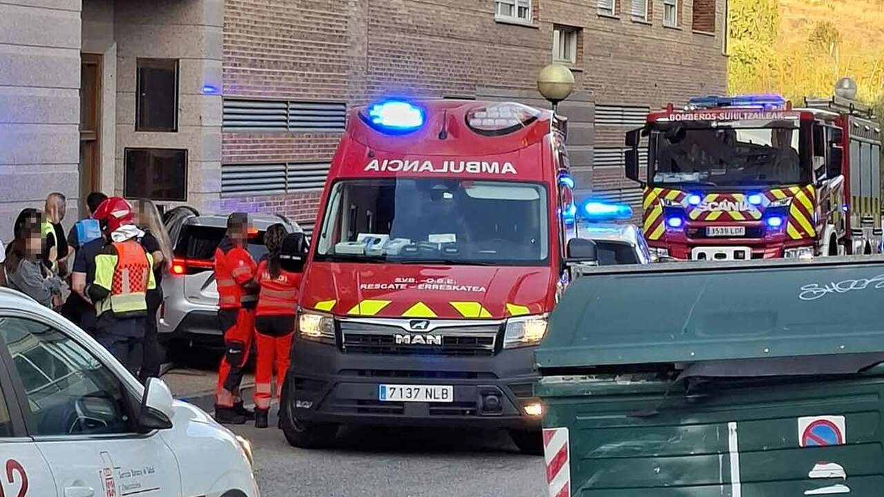 Un coche se sale de la vía en pleno Tafalla y termina empotrado contra el portal de una vivienda: hay un herido