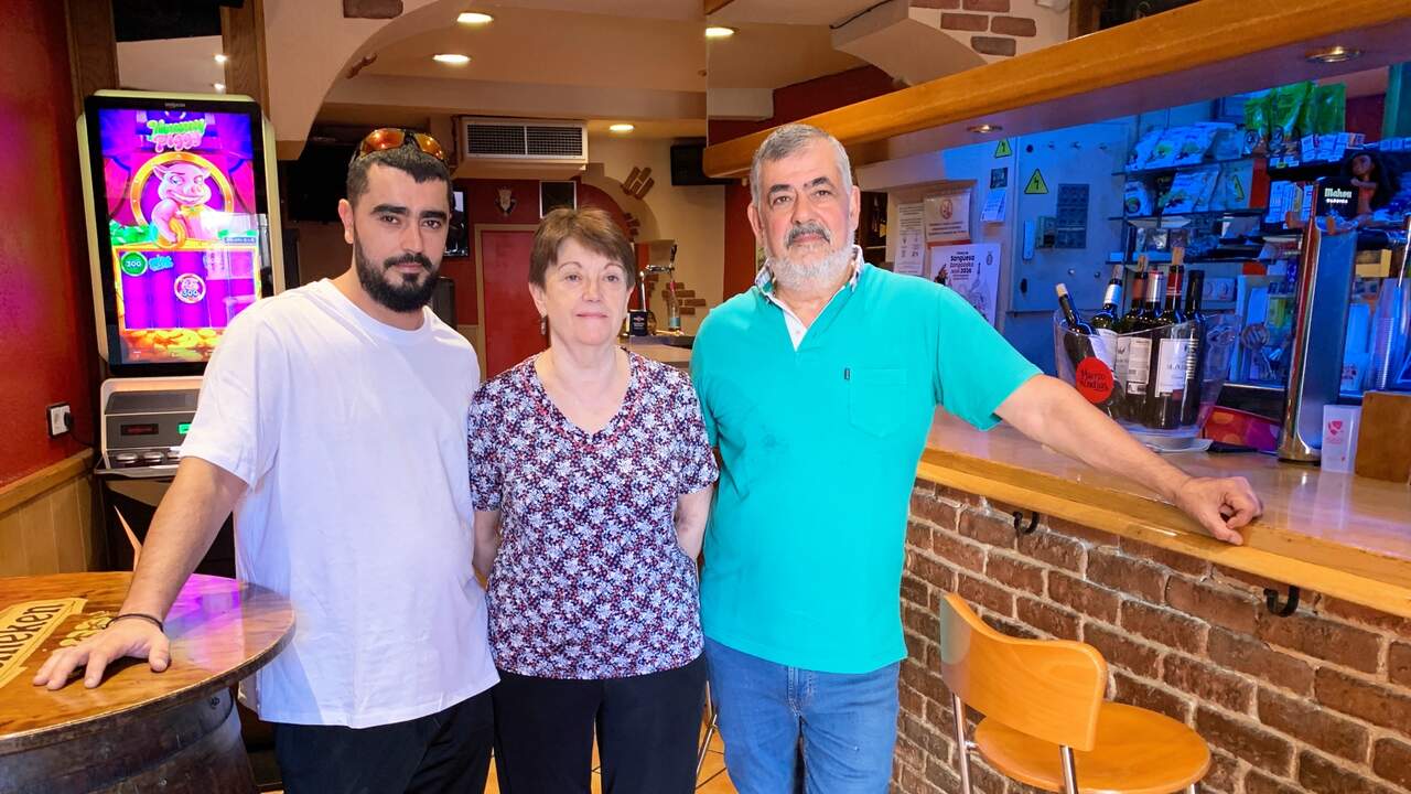 Patxi lleva como hostelero en un pueblo de Navarra desde los 15 años, pero ahora se jubila: “La gente viene al bar a confesarse”