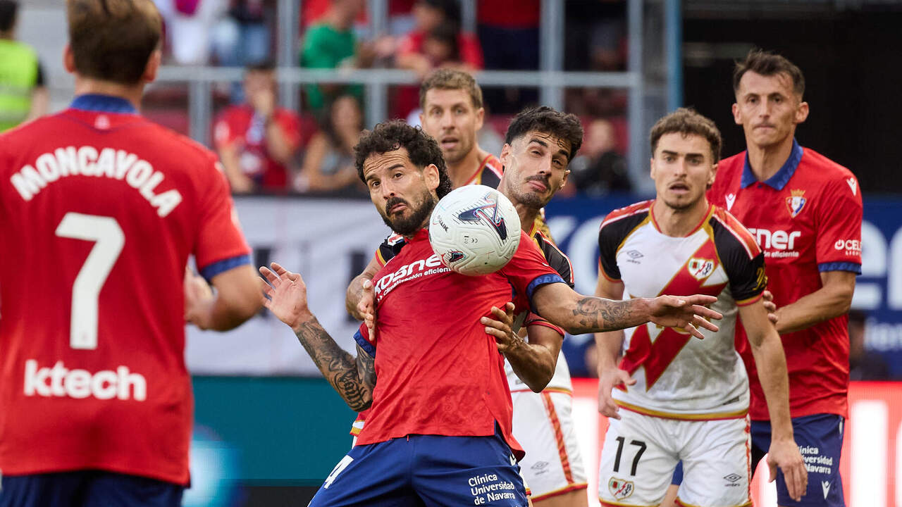 Rub&eacute;n Garc&iacute;a (14. OSA) y &Oacute;scar Valent&iacute;n (23. RAY) disputan el bal&oacute;n durante el partido de f&uacute;tbol de LaLiga EA Sports entre CA Osasuna y Rayo Vallecano disputado en el estadio El Sadar de Pamplona En la imagen tambi&eacute;n aparecen Florian Lejeune (24. RAY), Adri&agrave; Pedrosa (17. RAY) y Ante Budimir (17. OSA). I&Ntilde;IGO ALZUGARAY