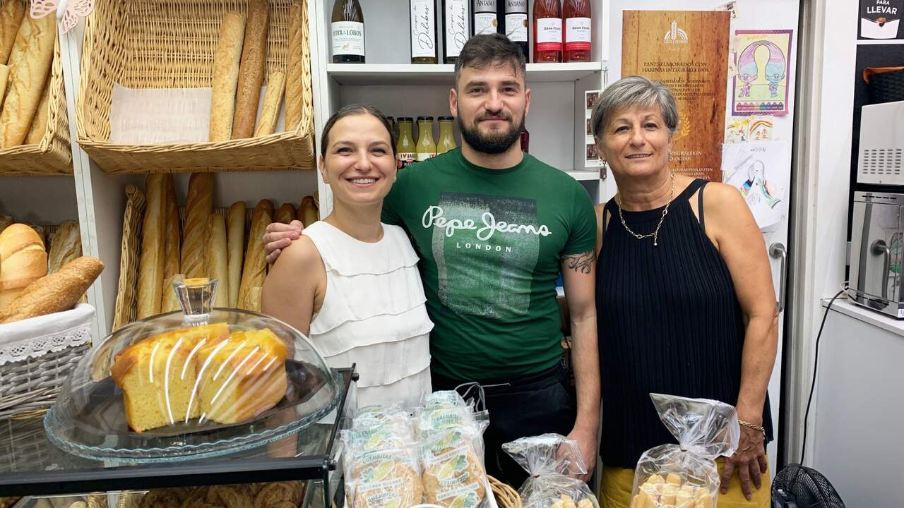 La familia búlgara especializada en los desayunos de Pamplona: “Abrimos a las 6 de la mañana y hay gente esperando”