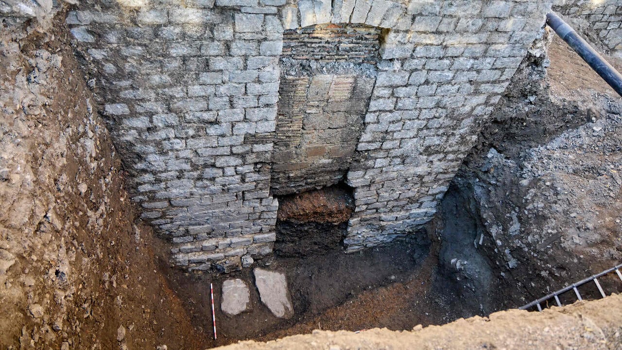 Cinco metros bajo Pamplona: las excavaciones revelan una puerta más antigua y restos romanos junto a la catedral
