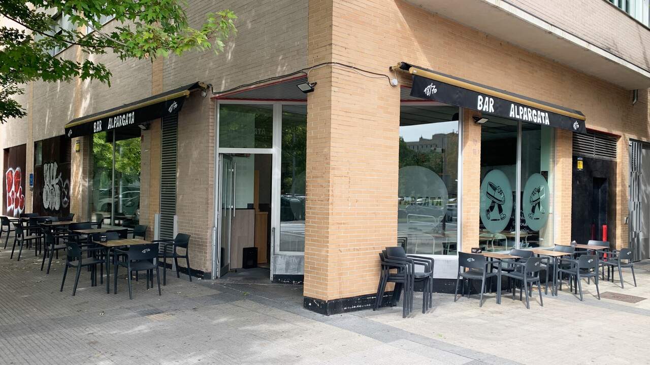Fachada del bar restaurante La Alpargata en Pamplona, Navarra.com