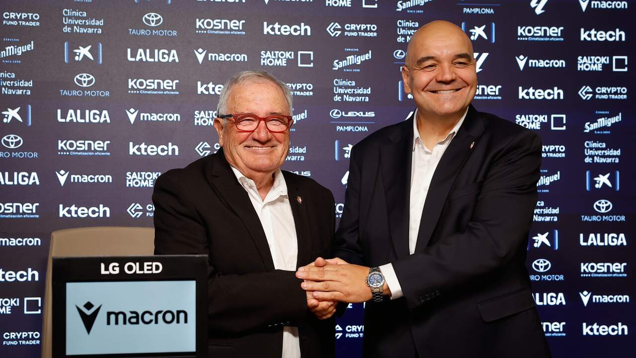 Luis Sabalza y José Antonio Prieto 'Cata' se dan la mano en El Sadar. EFE Villar López.