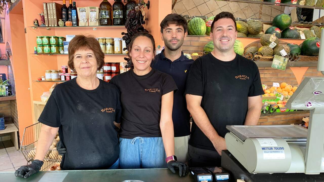 Camino, Marta, Iosu e Iñaki en la frutería Baratza de Pamplona. Navarra.com