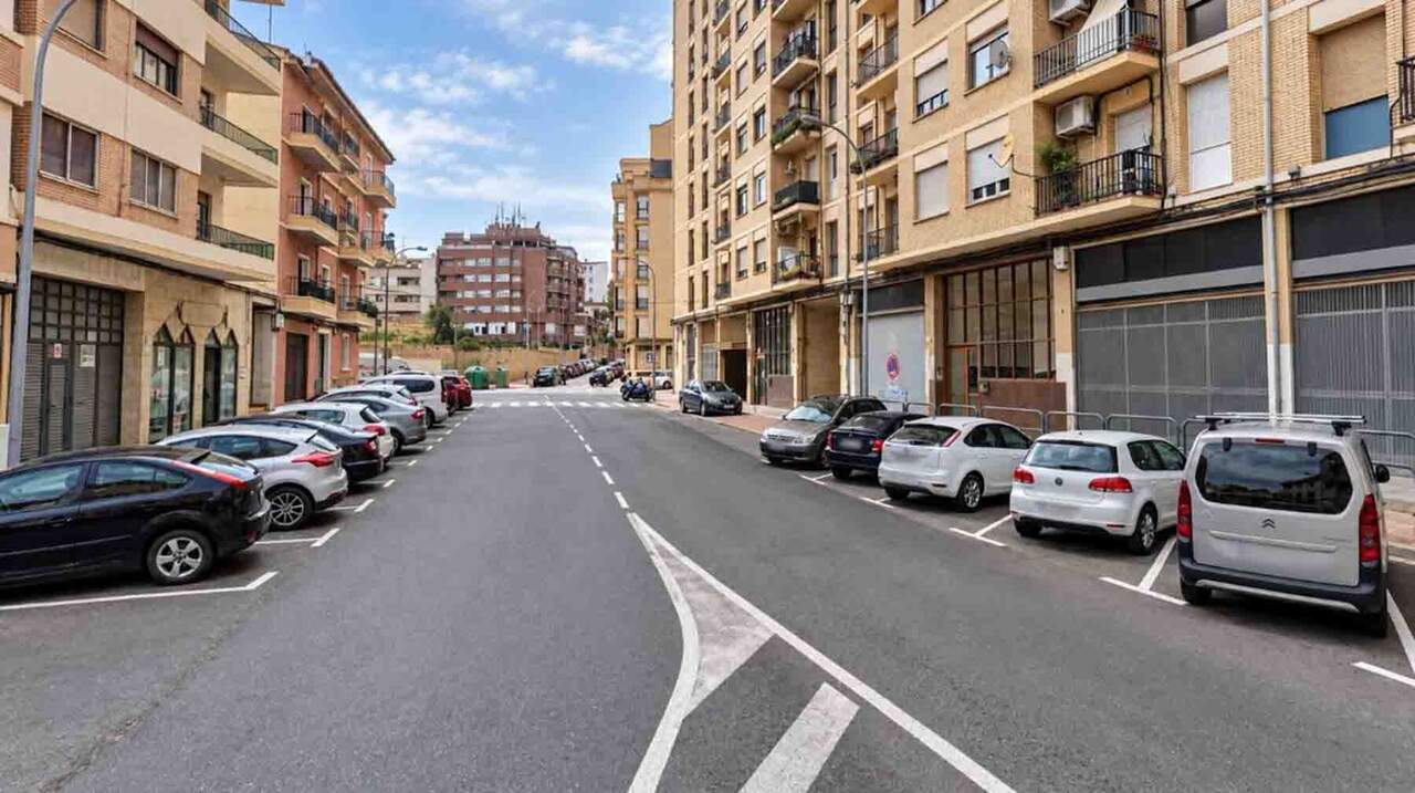 Una descarga eléctrica mientras manipulaba cableado en plena calle obliga a trasladar a un trabajador al hospital en Tudela