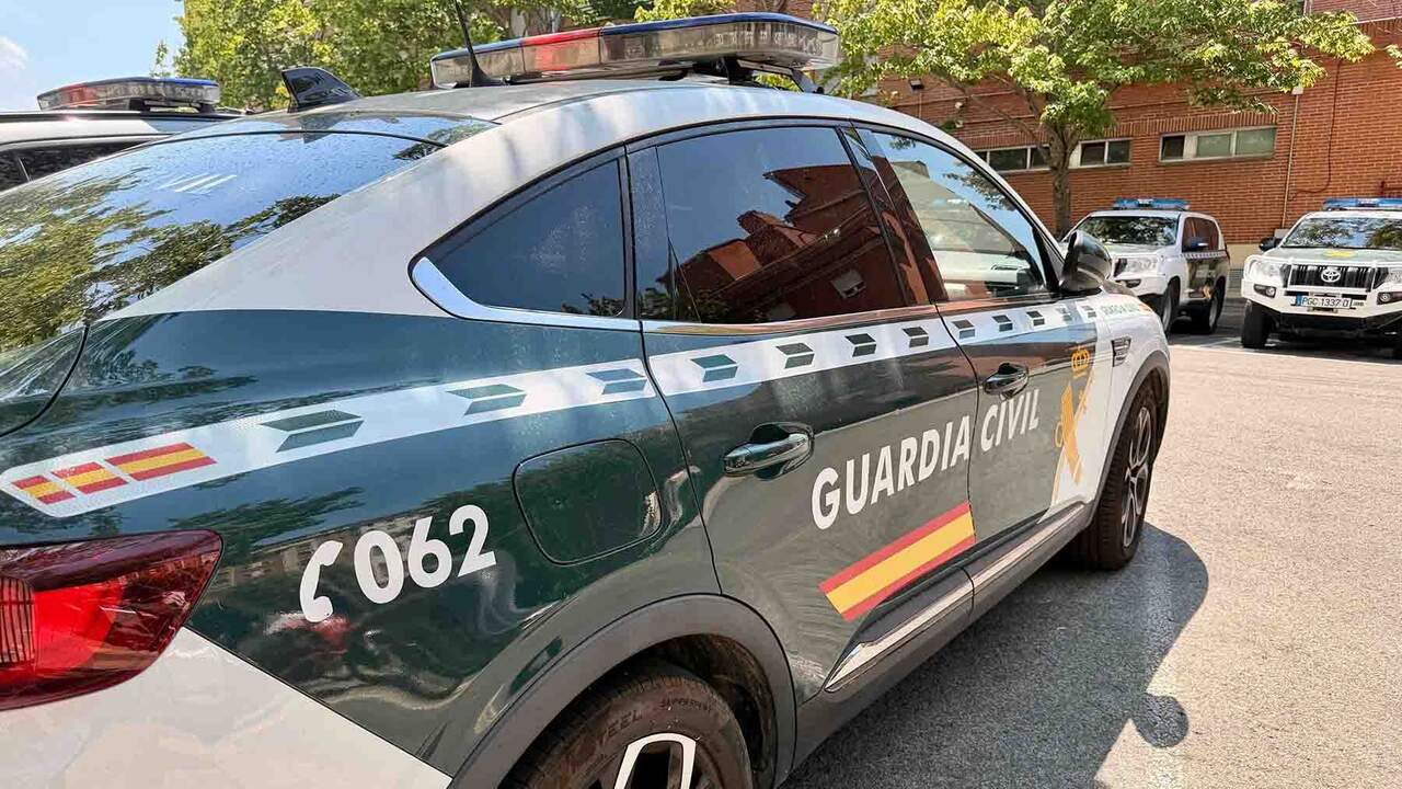 Un hombre se atraganta comiendo mientras conduce por Pamplona y pierde el conocimiento en plena avenida de Bayona