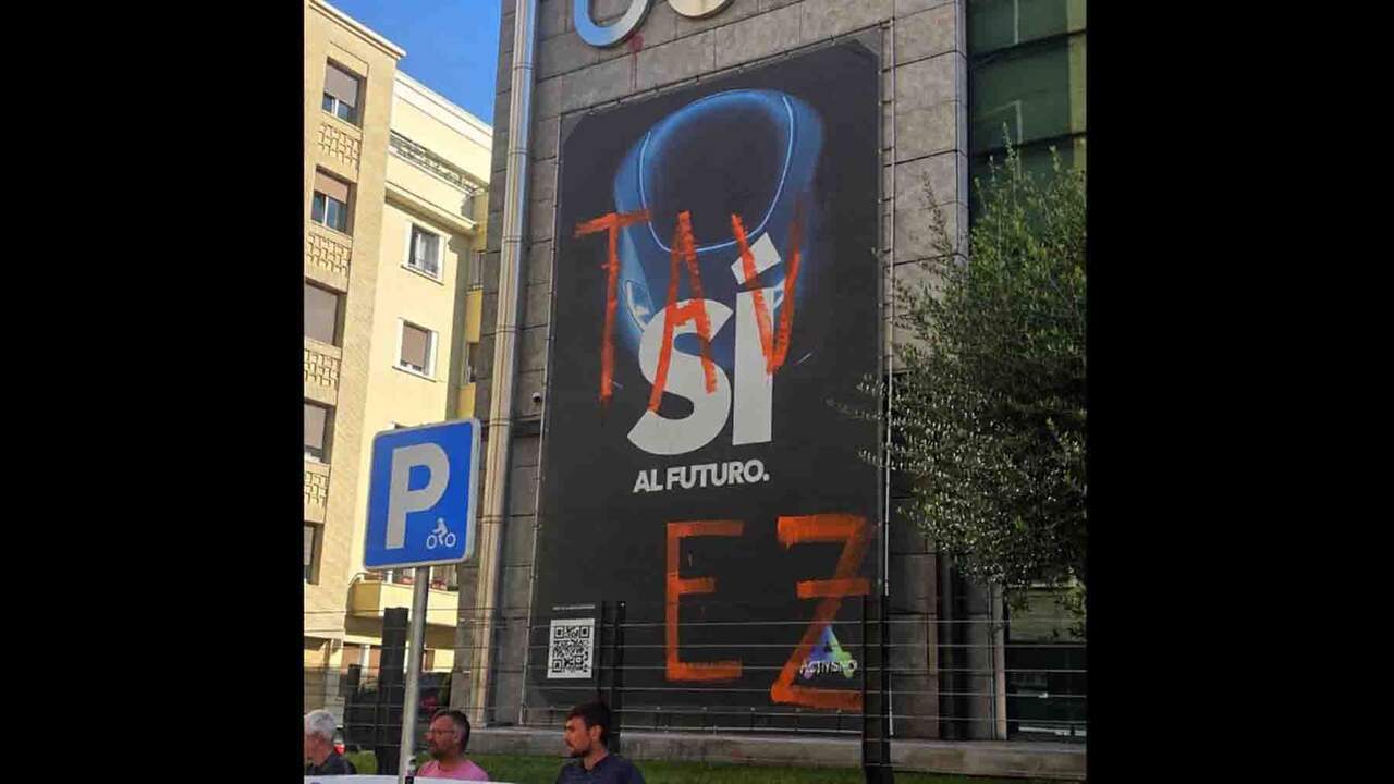 Atacan de nuevo la sede de los empresarios navarros en Pamplona con una gran pintada contra el TAV en su fachada