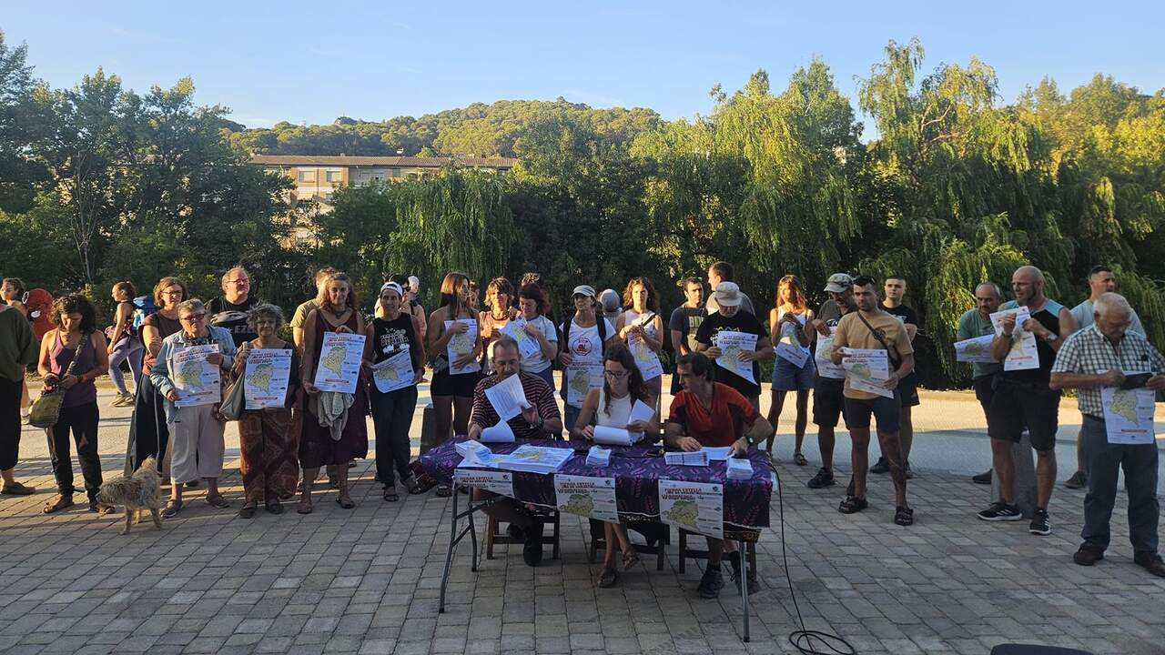 Vecinos de varios pueblos se movilizan contra la proliferación de macroproyectos y convocan una protesta en Estella
