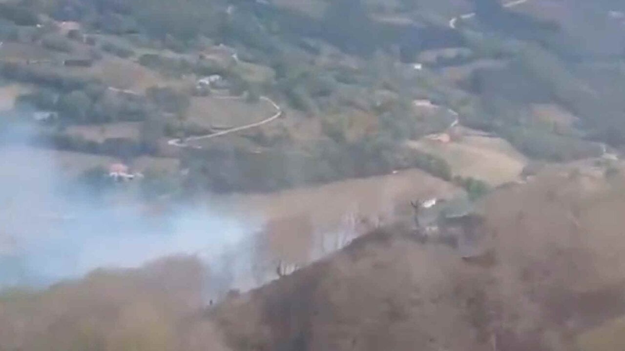 El viento complica la extinción de un incendio forestal declarado entre dos pueblos de Navarra durante la madrugada