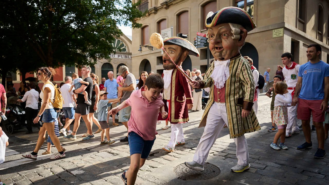 La Comparsa de Gigantes y Cabezudos ameniza las calles de Pamplona por San Ferm&iacute;n Chiquito 2026. PABLO LASAOSA
