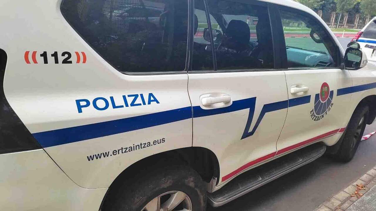Muere un hombre de 46 años abatido por un policía local tras intentar apuñalar a una ertzaina en Fuenterrabía