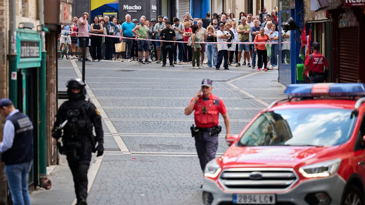 Polic&iacute;a Foral interviene con un atrincherado en la calle Mercaderes de Pamplona. PABLO LASAOSA