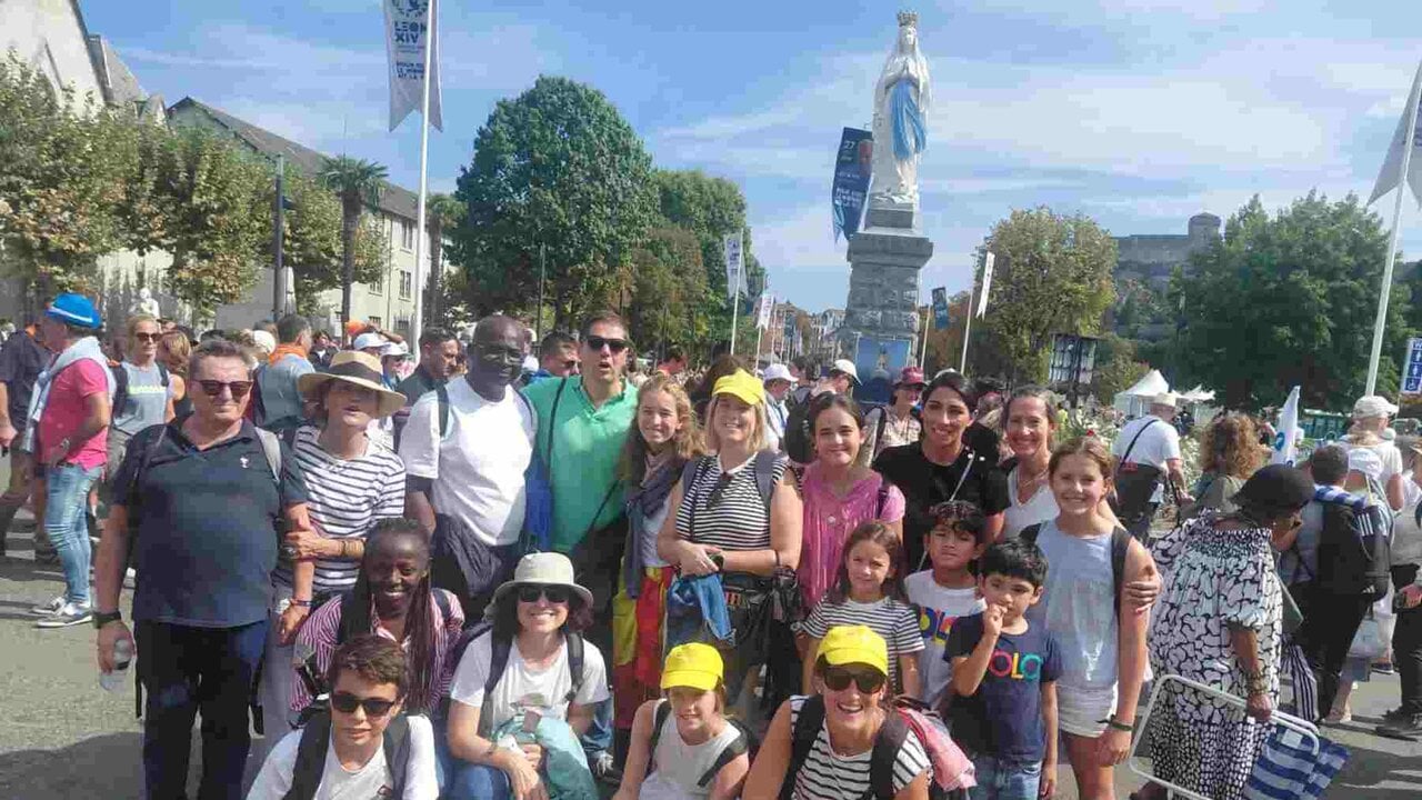 Padres y alumnos del colegio Irabia-Izaga en la visita del papa León XIV a Lourdes. CEDIDA