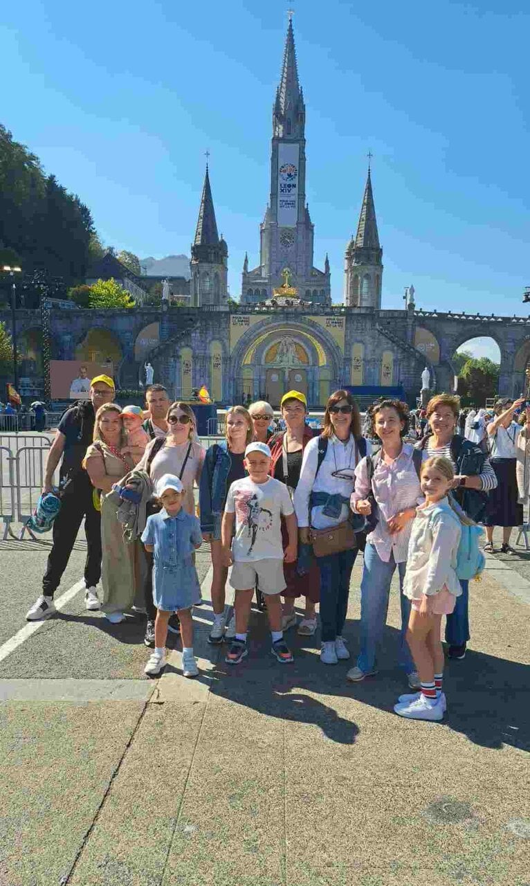 Padres y alumnos del colegio Irabia-Izaga en la visita del papa León XIV a Lourdes. CEDIDA