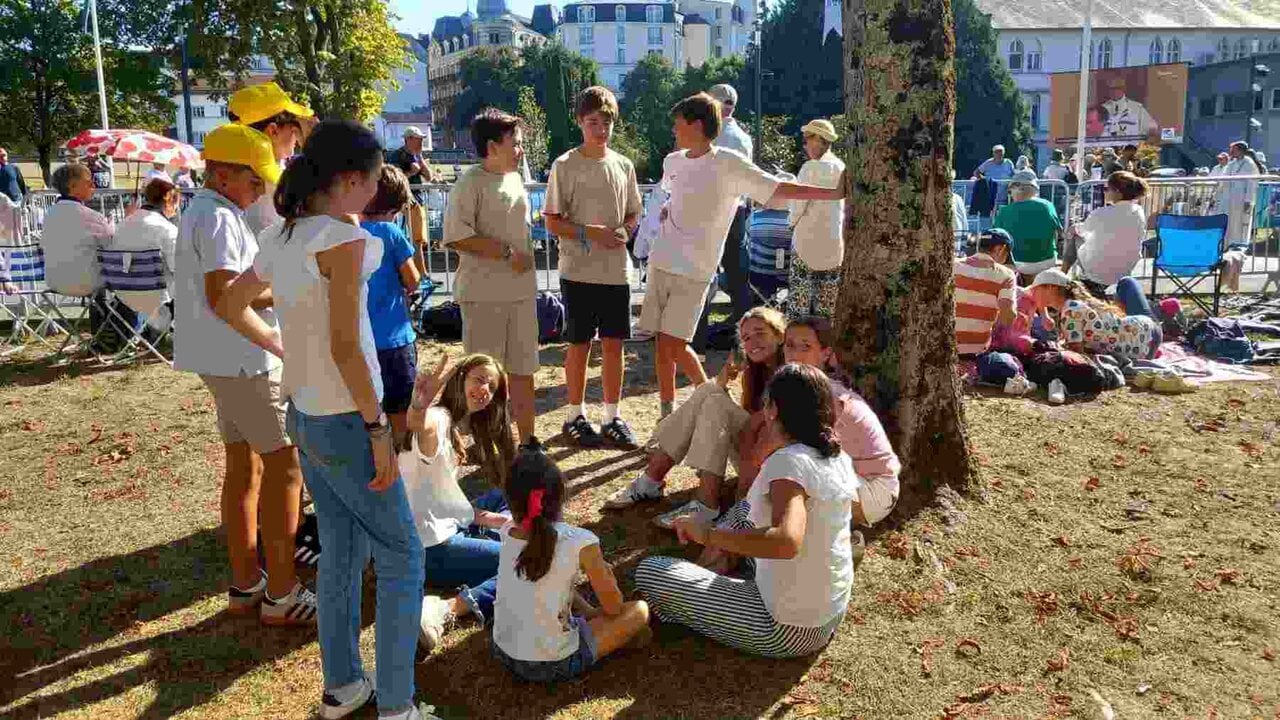 Padres y alumnos del colegio Irabia-Izaga en la visita del papa León XIV a Lourdes. CEDIDA
