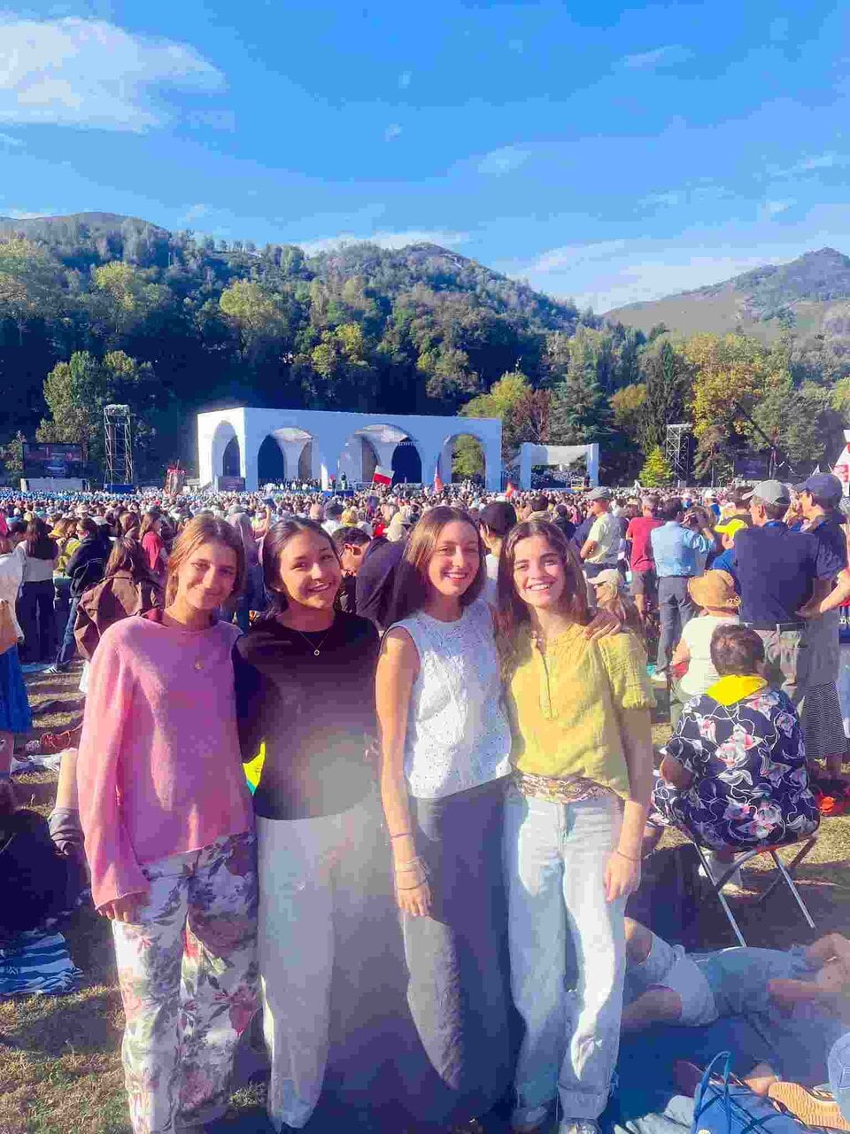 Padres y alumnos del colegio Irabia-Izaga en la visita del papa León XIV a Lourdes. CEDIDA