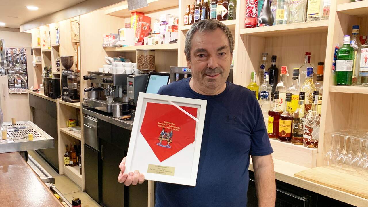 Javier dice adiós a su bar de Puente la Reina después de 50 años: “Me da pena, pero he hecho mi ciclo”