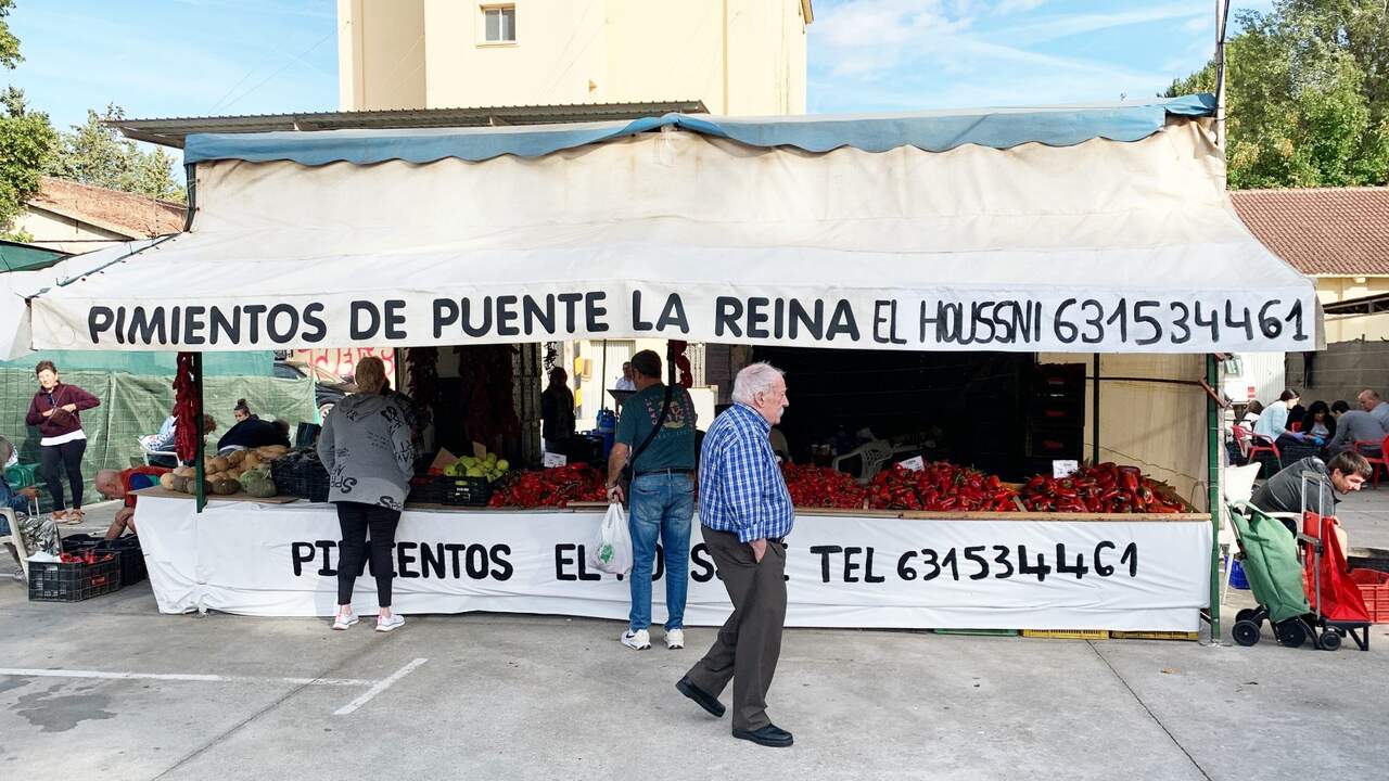 Puesto de venta de pimientos en Puente la Reina. Navarra.com