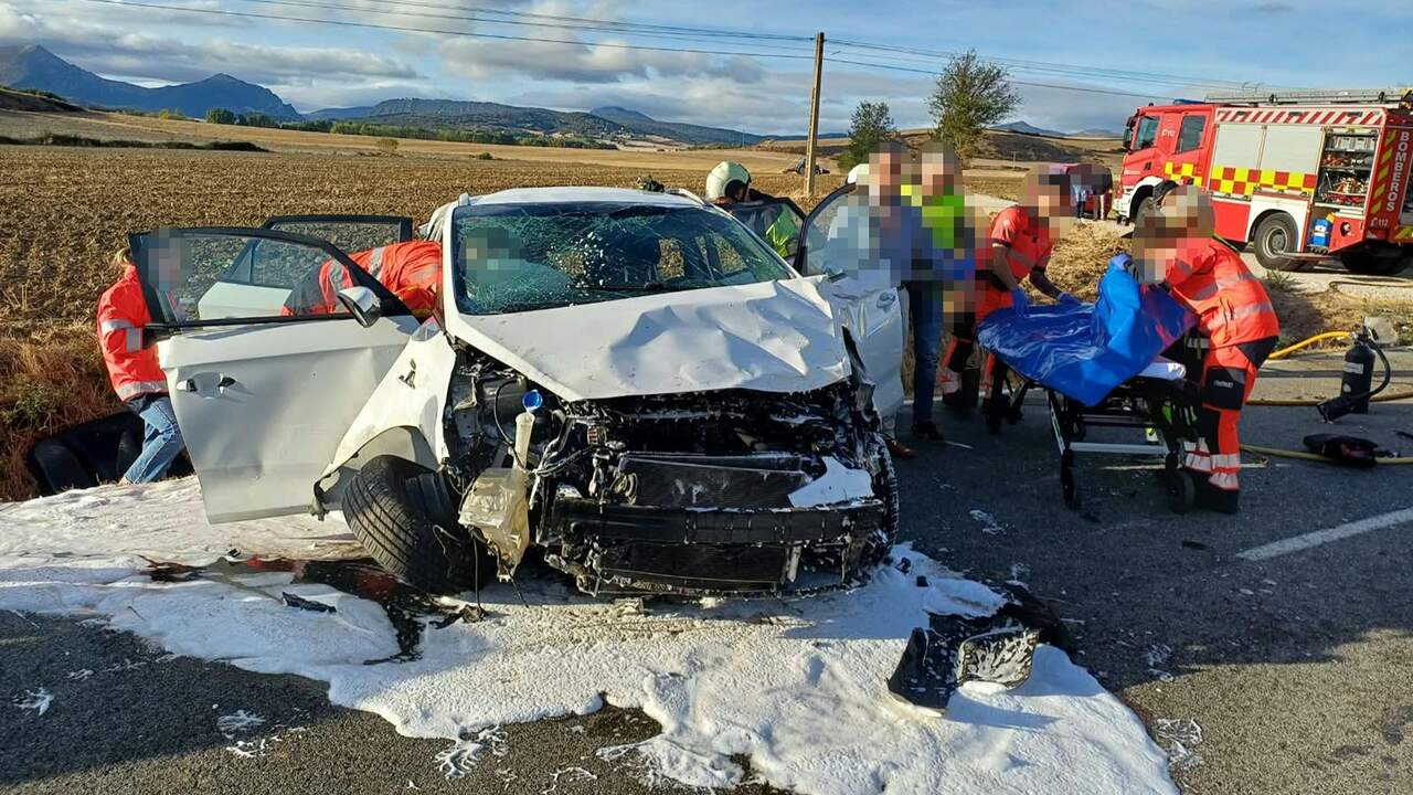 Grave accidente en una carretera de Navarra: un coche da varias vueltas de campana y deja dos personas heridas