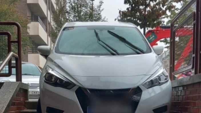 Susto en Pamplona: un coche termina encajonado en las escaleras de bajada hacia unos soportales