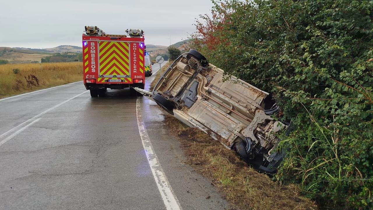Accidente en una carretera de Navarra: un hombre de 68 años resulta herido tras volcar