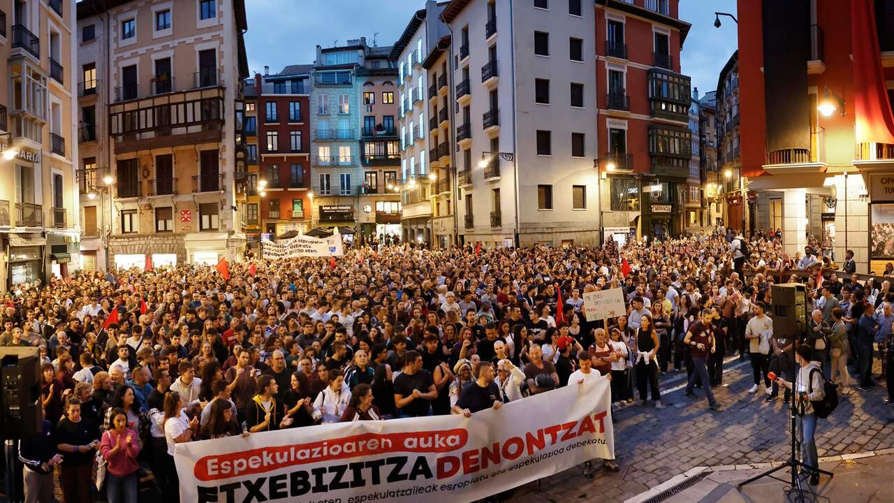 La izquierda radical sale a la calle en Pamplona para pedir expropiaciones tras el rechazo de los decretos de Sánchez
