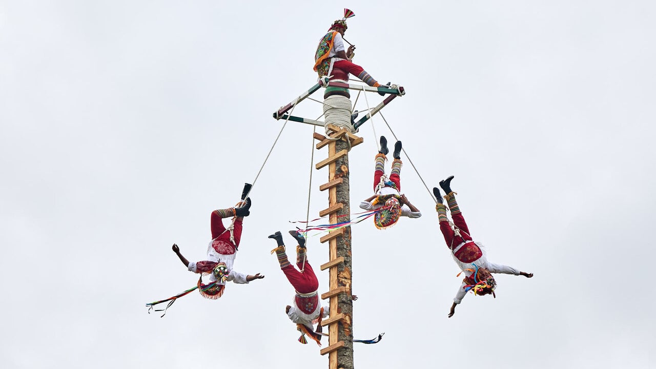 Vuelo inaugural de los Voladores de Papantla en la Vuelta del Castillo de Pamplona dentro del marco de los Encuentros de Pamplona. I&Ntilde;IGO ALZUGARAY