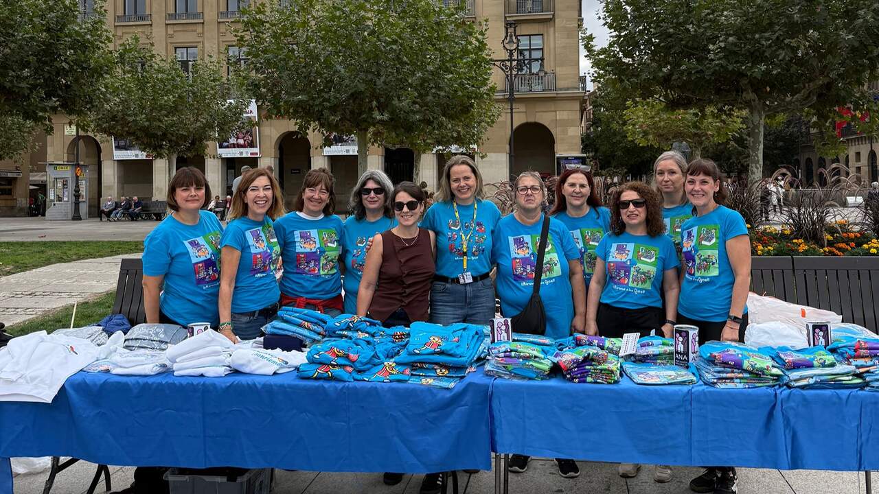 Pamplona muestra su cara más solidaria con el autismo en una jornada abierta celebrada en la Plaza del Castillo