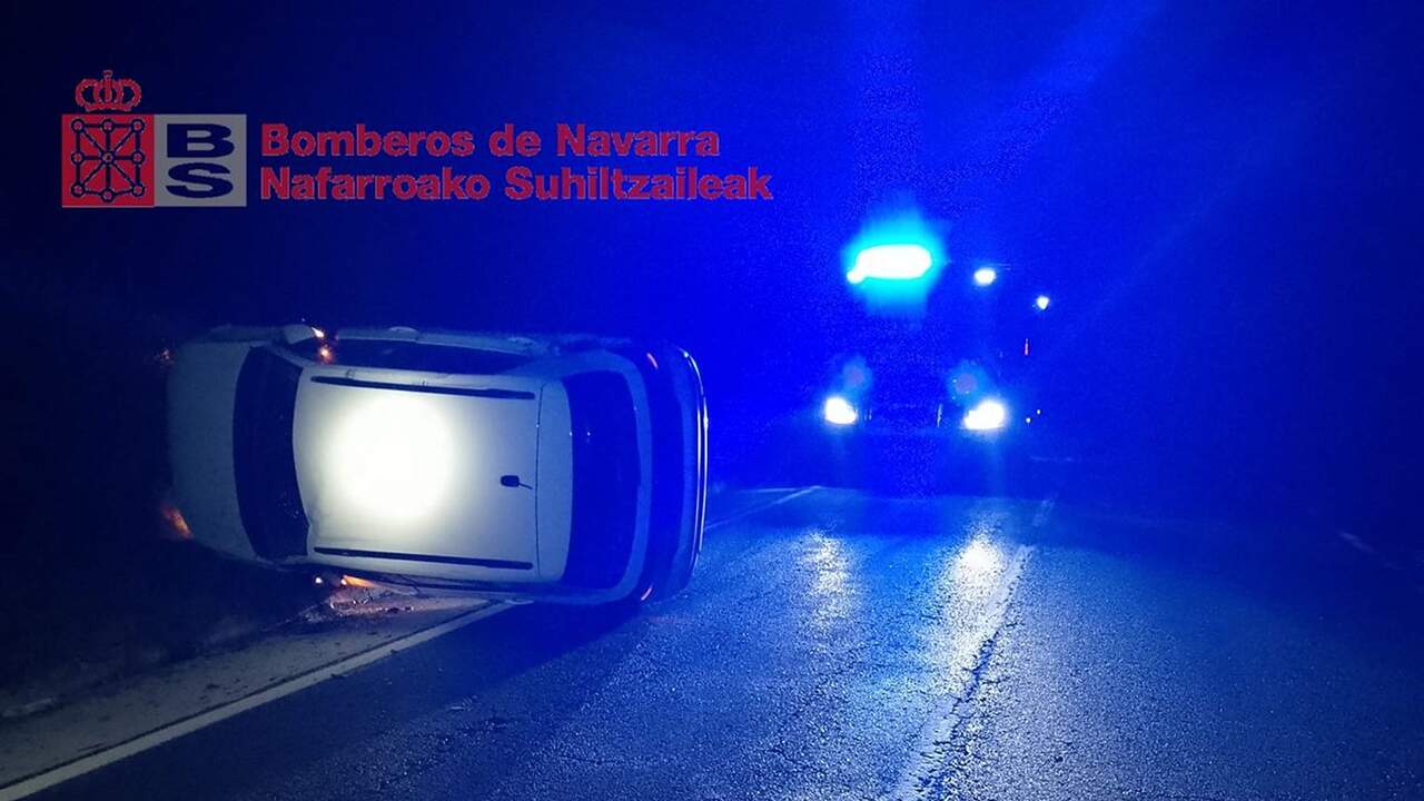 Aparatoso accidente en Erro: rescatan a una persona atrapada en su coche tras volcar en la N-135